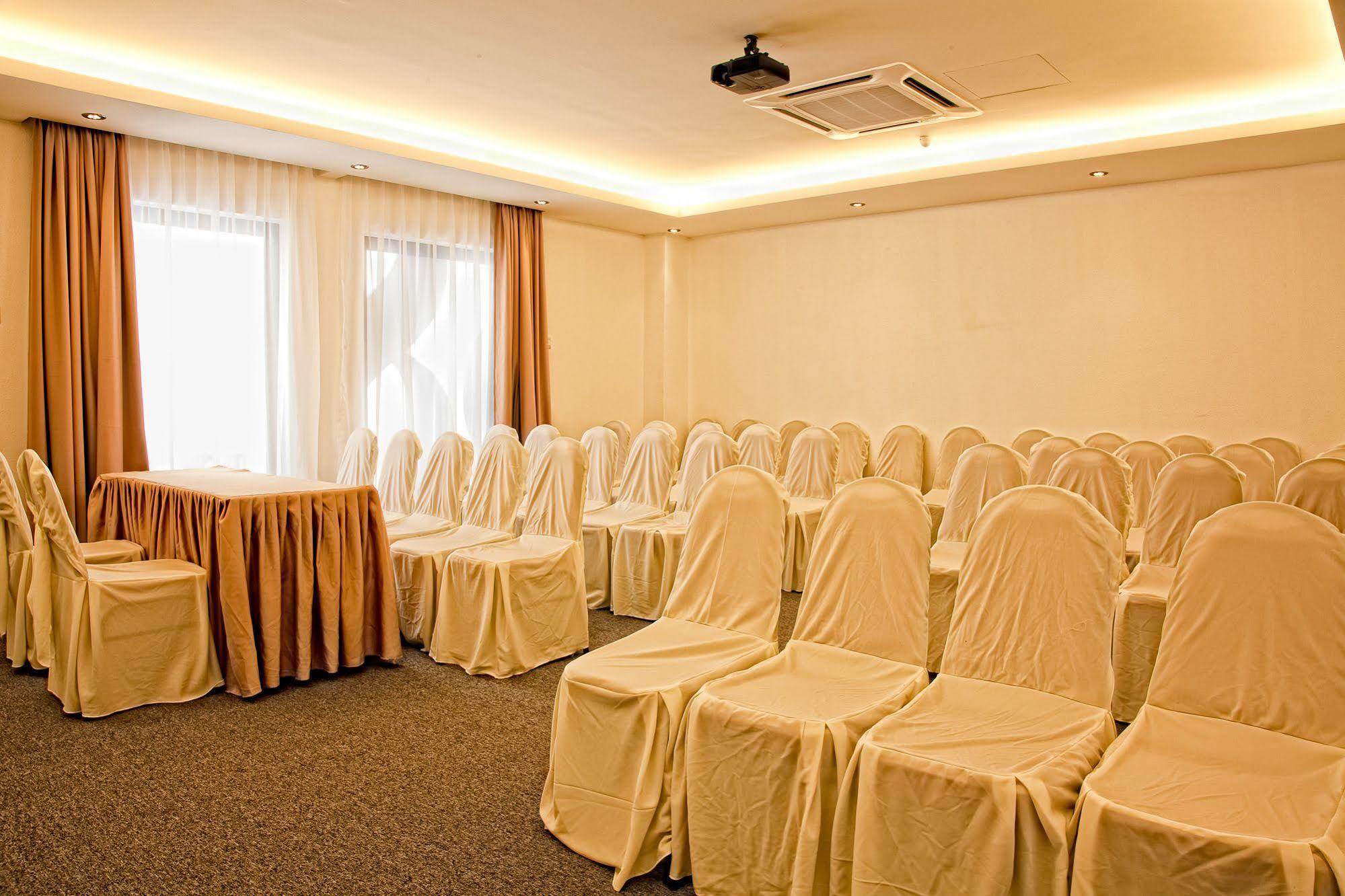 The Leverage Business Hotel - ראוואנג מראה חיצוני תמונה
